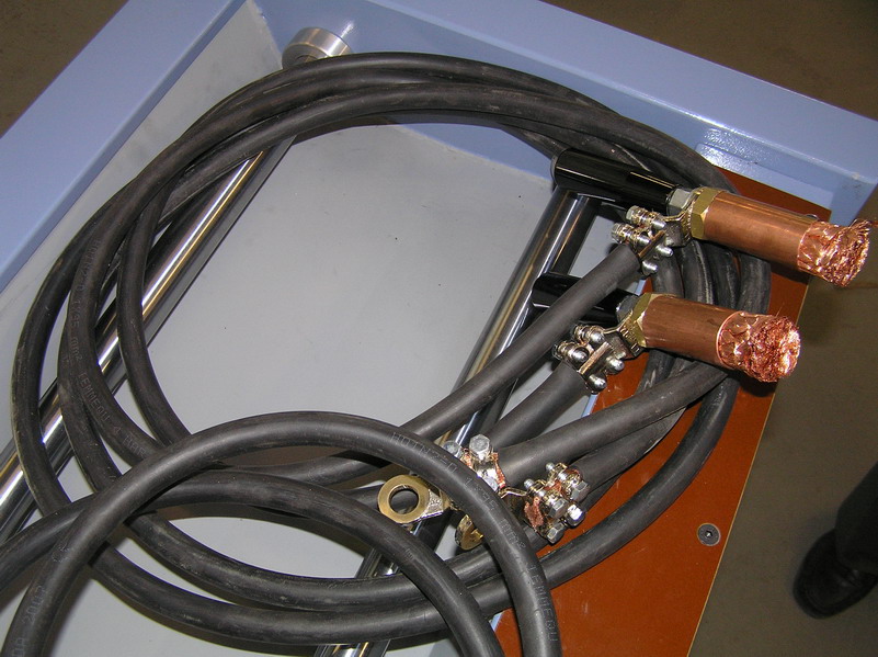 Дополнительные кабели для тестирования детали вне рабочей зоны магнитоскопа - нажмите, чтобы увеличить